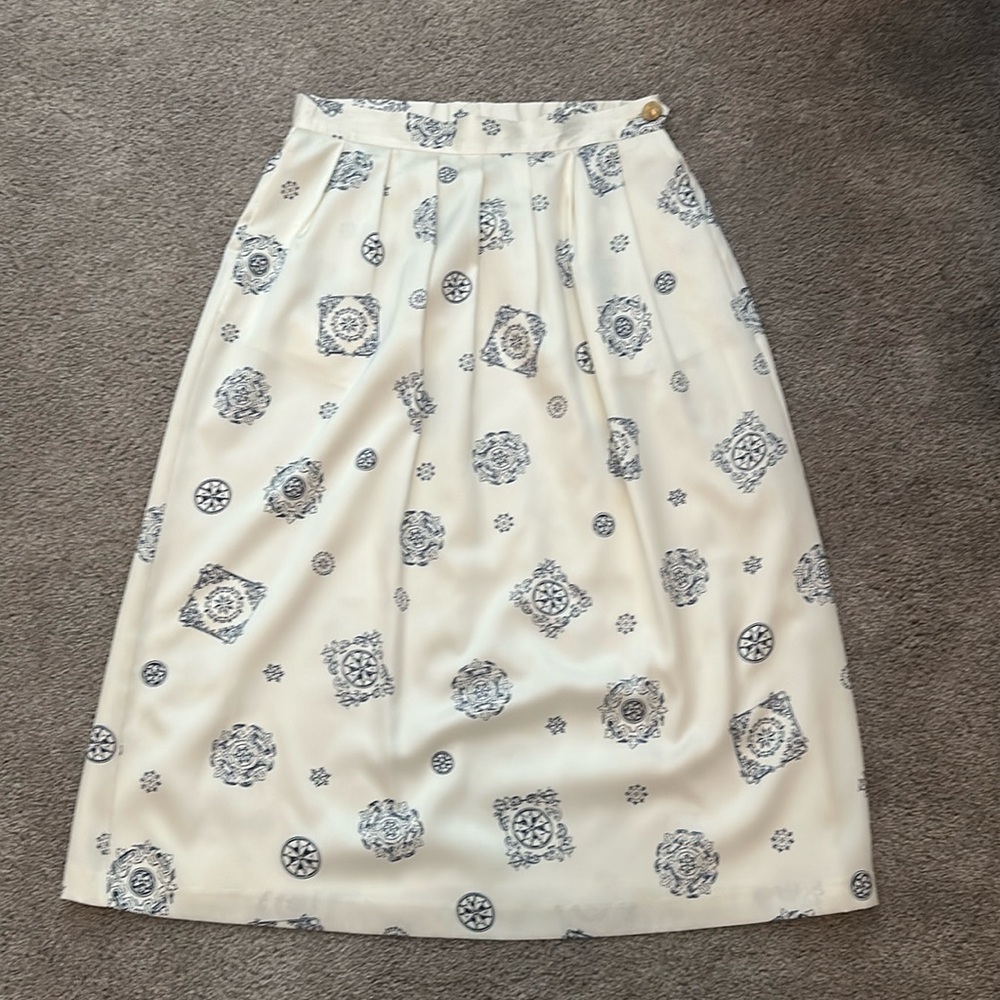 Vintage Lucia‎ Midi skirt. Cream with navy prints. Size 16 but fits like a 10/12